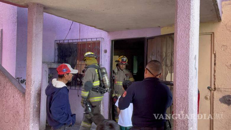 $!La rápida intervención de los bomberos evitó que el fuego causado por el cortocircuito se propagara en el departamento.