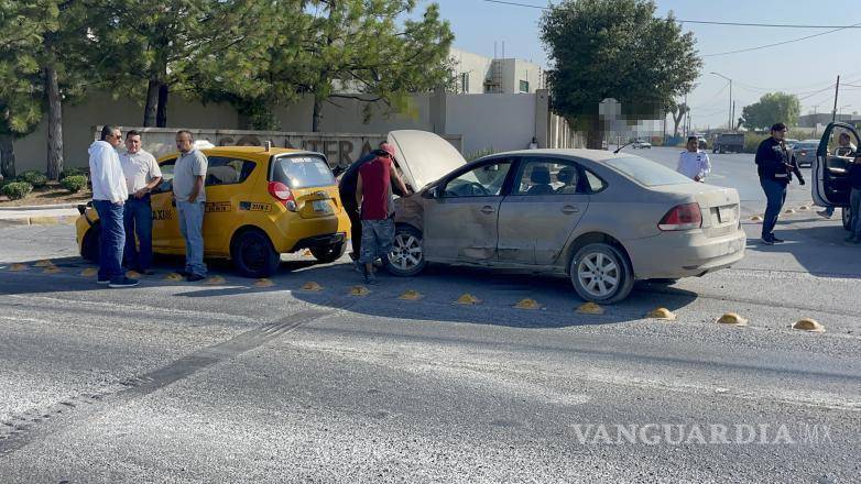 $!Los conductores del taxi y del Volkswagen intercambiaron versiones sobre la causa del accidente en la escena.