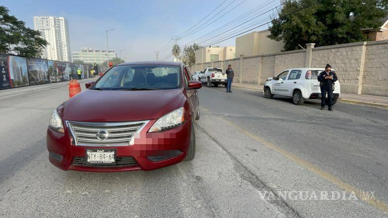 $!El Nissan Sentra giró en el centro de la vialidad tras el impacto con el Fiat Uno.