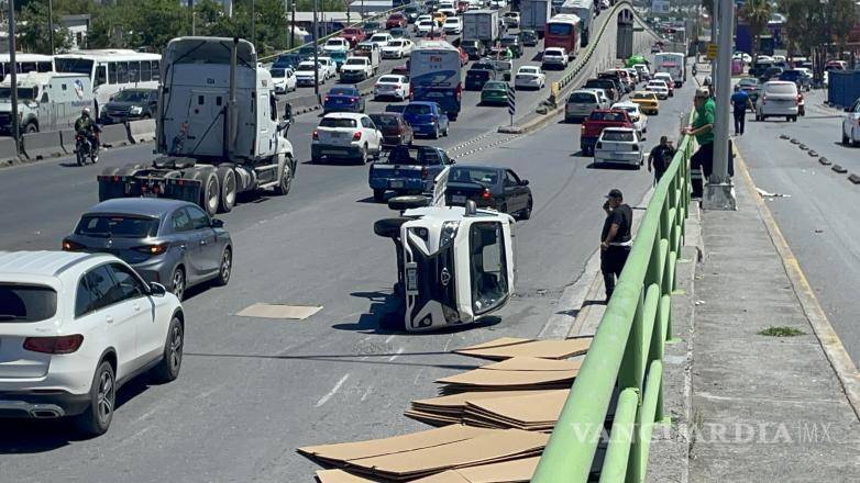 $!Otra camioneta terminó volcada en el carril derecho tras perder el control durante la reacción en cadena provocada por el tráiler.