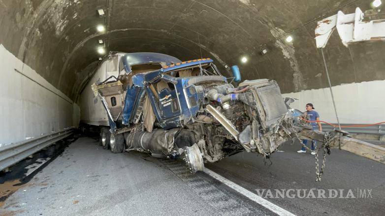 $!Uno de los accidentes se registró alrededor de las 13:00 horas en el kilómetro 230 de la carretera, en el interior del túnel.