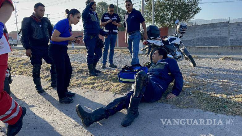 $!El motociclista se dolía de la pierna derecha.