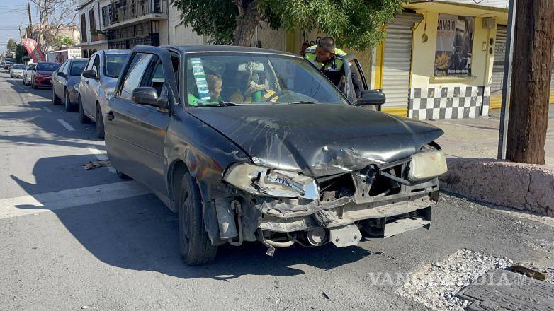 $!Una familia que viajaba en un Volkswagen Pointer resultó ilesa; su auto solo sufrió daños menores en la parte frontal.