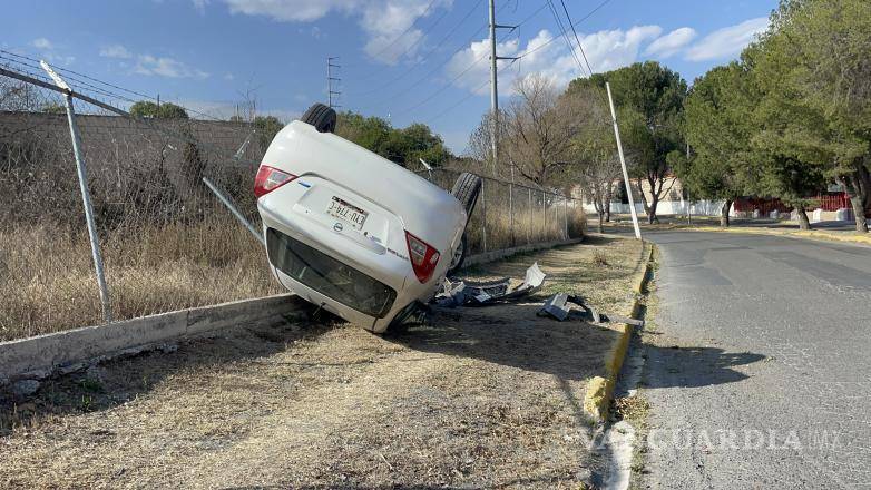 $!Saltillo: exceso de velocidad provoca volcadura en el bulevar Nazario Ortiz; conductor ileso