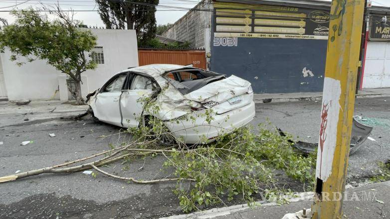 $!El vehículo impactó la barrera del muro de contención, salió de los carriles centrales hacia el lado derecho y cayó de dos metros de altura.
