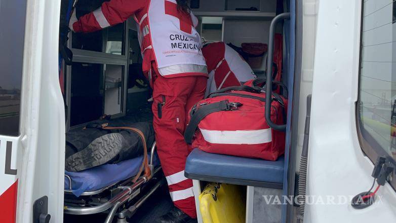 $!Paramédicos de la Cruz Roja brindan atención al motociclista después del accidente en Nazario Ortiz Garza.