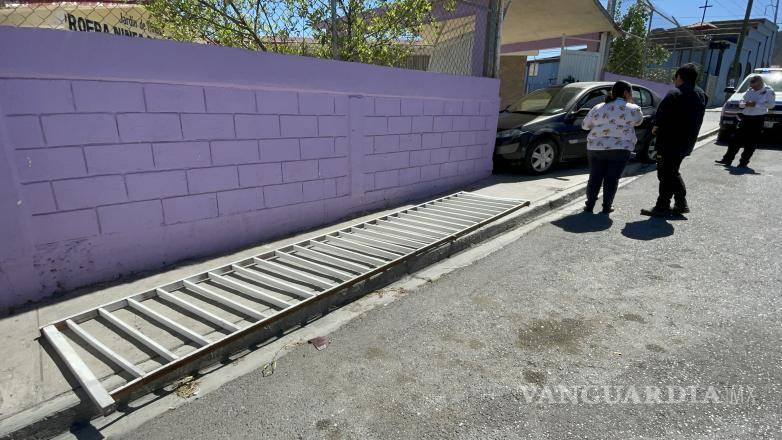 $!También la barda de protección fue desprendida.