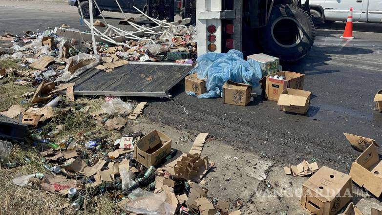 $!Camión de cerveza volcado sobre la carretera a Torreón tras perder el control el conductor.