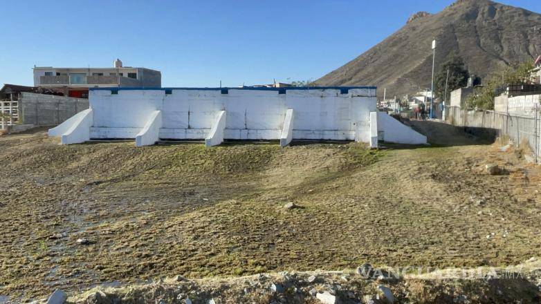 $!El pozo de Aguas de Saltillo presentó un desbordamiento que canalizó el agua hacia las viviendas cercanas, provocando afectaciones durante la madrugada.