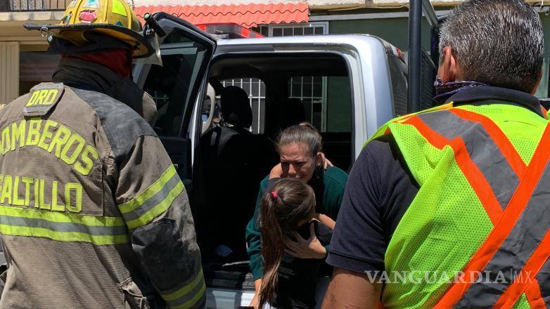 $!Karina, la madre, abrazó a su pequeña y le dio ánimos.