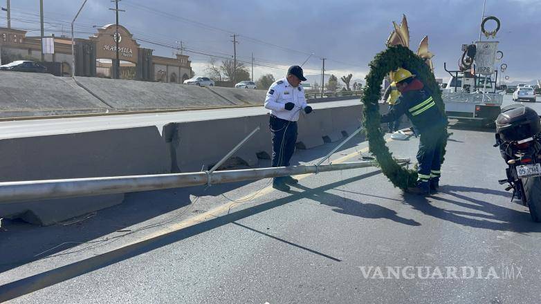 $!La lámpara derribada por el viento en el bulevar Fundadores obstaculizó el tránsito en dirección Arteaga-Saltillo.