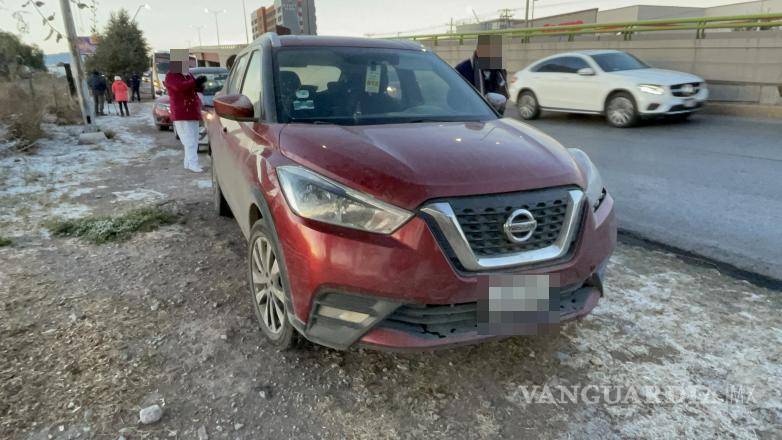 $!El autobús de la empresa Settepi colisionó contra una camioneta al perder el control en un bordo de reducción de velocidad.