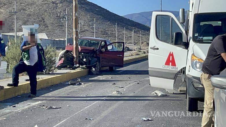$!El Nissan impactado terminó sobre el camellón y contra un poste.