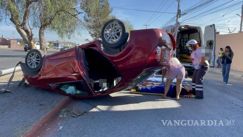 $!La mujer fue trasladada a la Clínica Dos del IMSS para su valoración médica tras el aparatoso accidente.