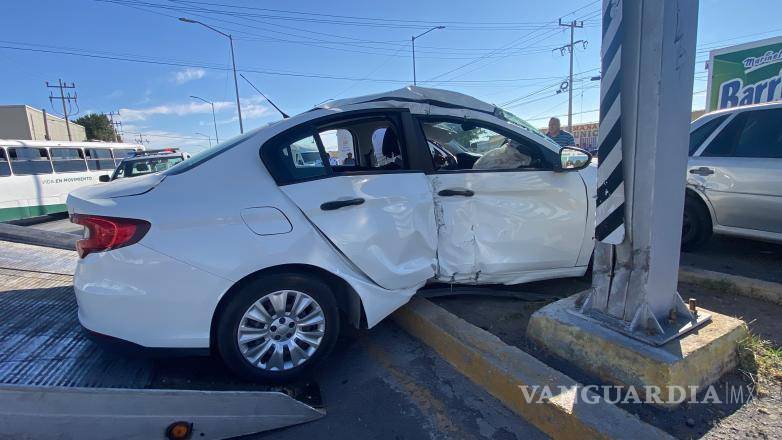 $!El vehículo Dodge Attitude conducido por Ilse quedó gravemente dañado después del accidente en el bulevar Vito Alessio Robles.