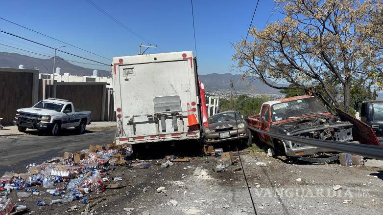 $!Los propietarios de los autos afectados observan los daños tras el incidente.