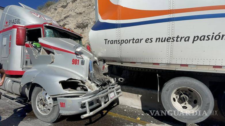 $!Elementos de la Guardia Nacional División Caminos y personal de Capufe acudieron al sitio para coordinar las labores de atención, garantizar la seguridad de los automovilistas y supervisar el retiro de las unidades involucradas.