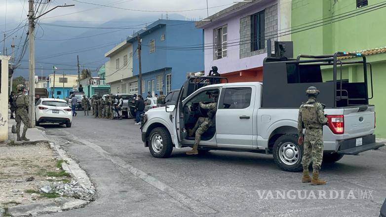 $!Camionetas de la Sedena, Marina, AIC y Policía Municipal participaron en el despliegue realizado este jueves en la colonia Miguel Hidalgo.