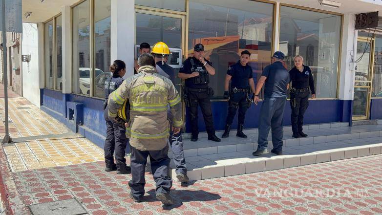 $!Policías y elementos del Cuerpo de Bomberos participaron en la atención del reporte registrado en la Zona Centro de Saltillo.