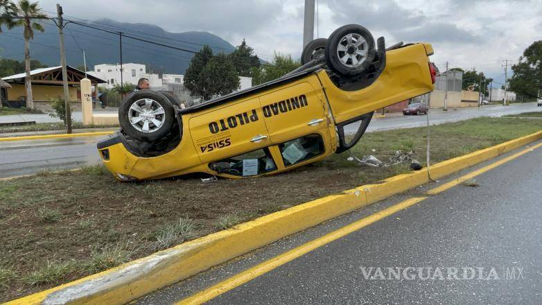 $!Elementos de la Policía Municipal acudieron al lugar del accidente y solicitaron una grúa para remolcar el vehículo al corralón.