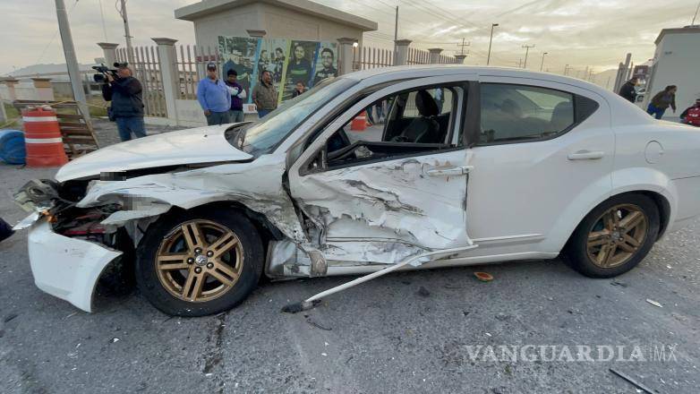 $!El Dodge Avenger sufrió daños significativos tras impactarse con la parte del ángulo delantero del camión de recolección.