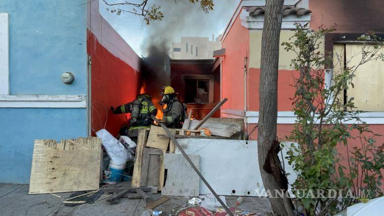 $!El cuerpo de bomberos combatió las llamas en la vivienda incendiada en la colonia Mirasierra.