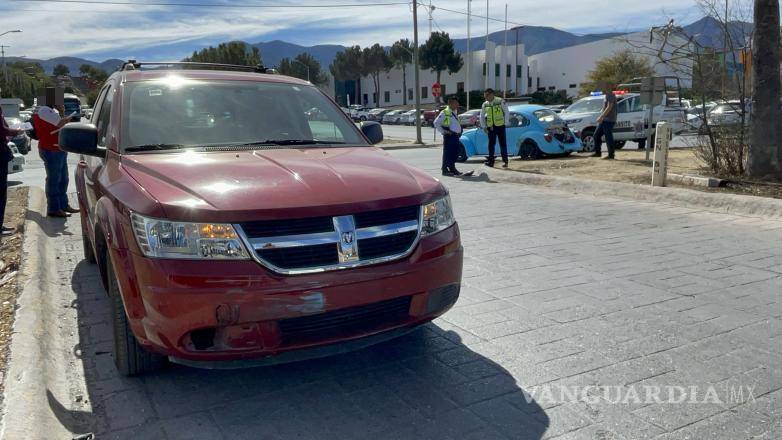 $!La camioneta Dodge Journey impactó lateralmente al Volkswagen Sedan, causando que este último terminara sobre el camellón central.