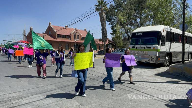 $!Consignas de empoderamiento y lucha por la equidad resonaron el calles de Saltillo, donde más de mil 500 mujeres se unieron a la marcha.