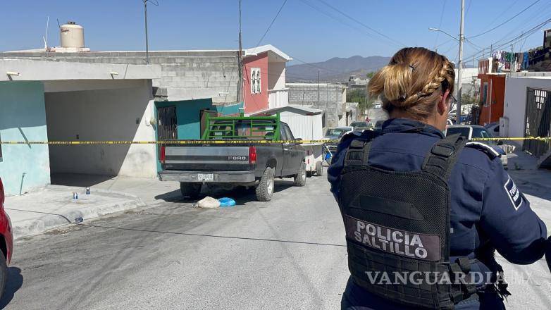 $!La Policía Municipal realizó el primer levantamiento del cuerpo en presencia de la familia.