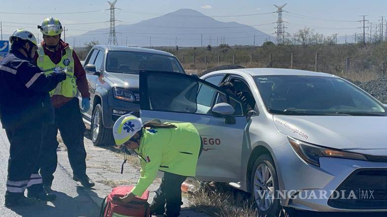 $!Paramédicos atendieron al operador del tráiler, quien no sufrió lesiones graves.