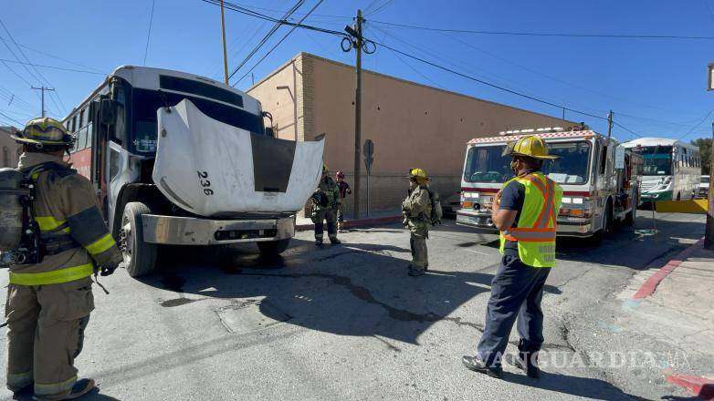 $!Personal del Cuerpo de Bomberos acudió al sitio para sofocar las llamas y eliminar riesgos en la Zona Centro.