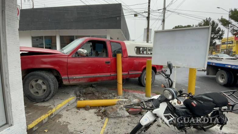 $!Los ocupantes de la unidad resultaron ilesos pese a los daños materiales.