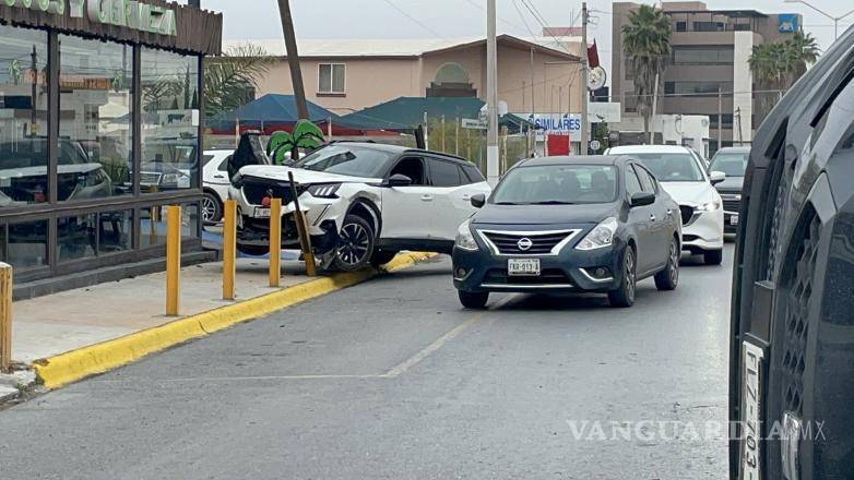 $!La camineta del presunto responsable del accidente, quedó encima de unas protecciones de