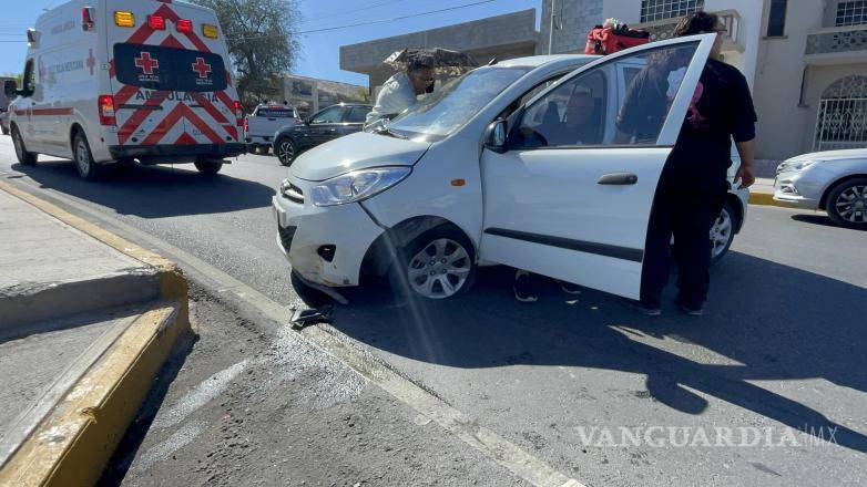 $!El accidente ocurrió debido a que uno de los neumáticos del vehículo se reventó.
