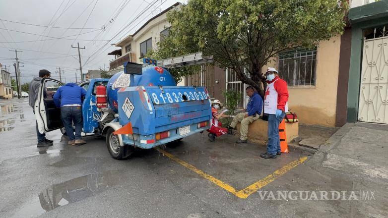 $!La unidad de TodoGas permanece estacionada frente al inmueble donde el trabajador realizaba el llenado de un tanque estacionario. El accidente ocurrió en la calle Oviedo.