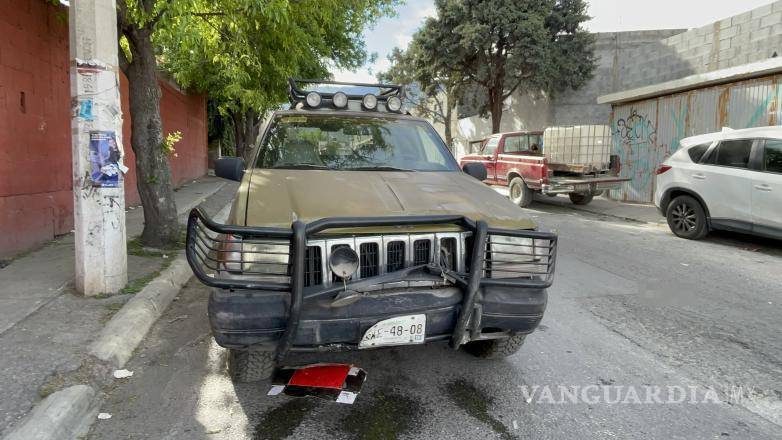 $!Un joven a bordo de una camioneta Jeep Grand Cherokee colisionó contra un Chevrolet Cavalier en las calles de la colonia Benito Juárez.