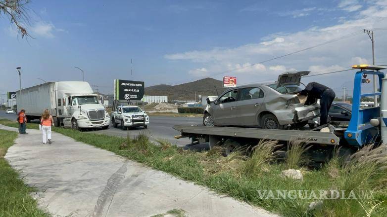 $!El conductor perdió el control tras intentar esquivar al tráiler que cambiaba de carril.