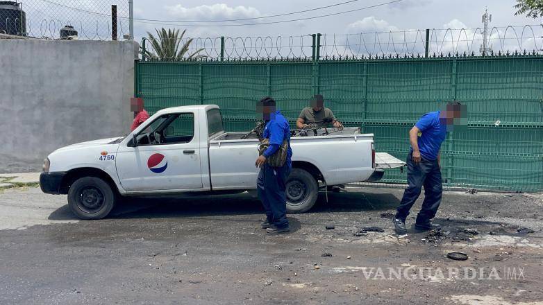 $!Bomberos acudieron al cruce de Juan O’Donojú y Francisco Enríquez para controlar el incendio registrado en una motocicleta perteneciente a una empresa de reparto y cobranza.