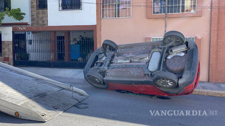 $!Elementos de Tránsito Municipal realizaron labores para retirar las unidades siniestradas y liberar la circulación en la colonia Miravalle, mientras ajustadores de seguros atendían los daños ocasionados por el accidente.