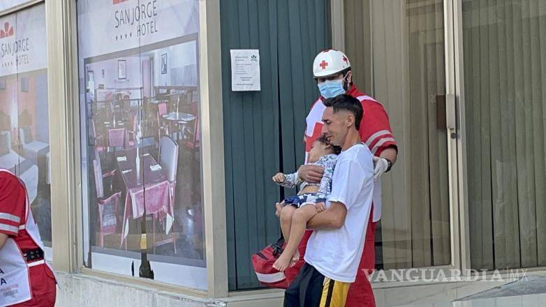 $!Fue el mismo padre quien sacó en brazos a su hijo para subirlo a la ambulancia.