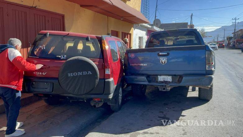 $!La camioneta Honda CR-V se desvió hacia la banqueta tras el choque, alcanzando un vehículo estacionado.