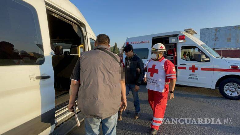 $!La aseguradora del vehículo de transporte de personal llegó al lugar del accidente para hacerse cargo de los daños y trasladar al joven herido al hospital.