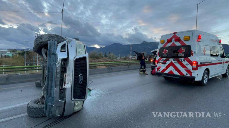 $!Paramédicos de la Cruz Roja realizaron maniobras de rescate para liberar al conductor atrapado en la camioneta volcada.