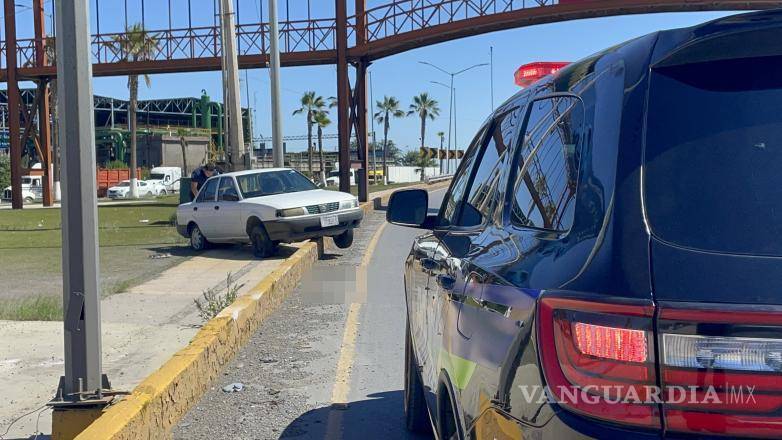$!Automovilistas que transitaban por la vía federal reportaron el accidente al sistema de emergencias 911 al observar el vehículo detenido sobre el camellón central tras la pérdida de control de la unidad.