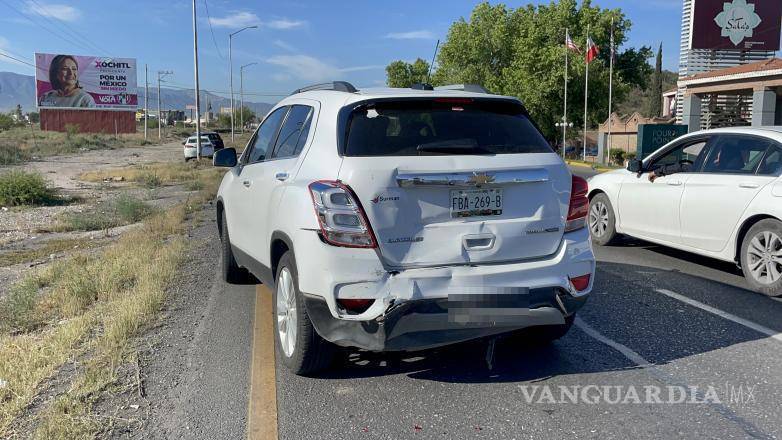 $!El Nissan March chocó por alcance contra una camioneta Chevrolet Trax en Venustiano Carranza, Saltillo.