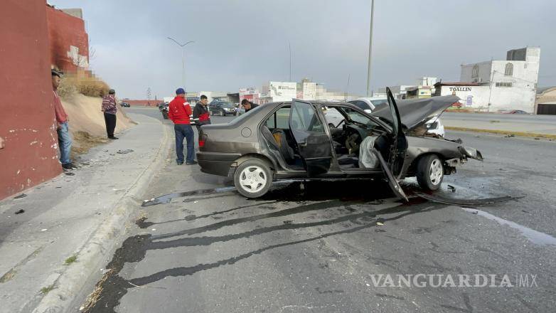 $!Elementos de la Policía Municipal tomaron conocimiento del accidente y coordinaron el retiro del vehículo.