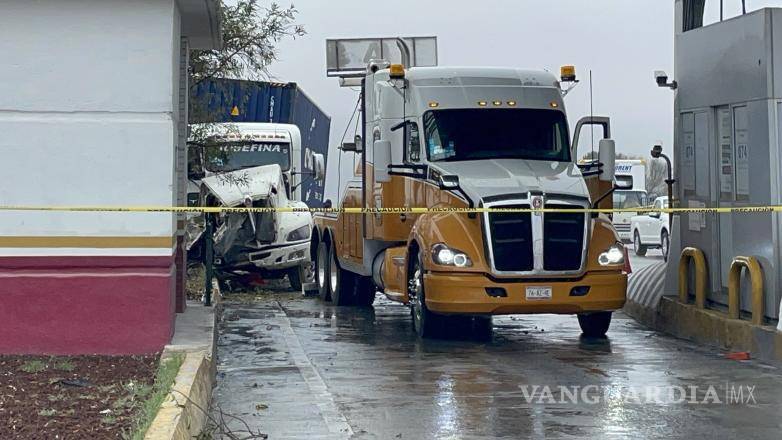 $!El percance dejó afectaciones en la base de operaciones de Capufe y mobiliario urbano.