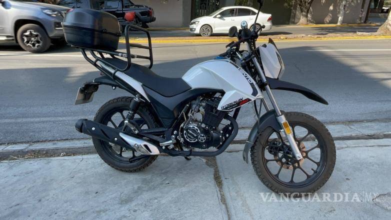 $!El motociclista resultó ileso tras el accidente y aseguró que avanzó cuando el semáforo cambió a verde.
