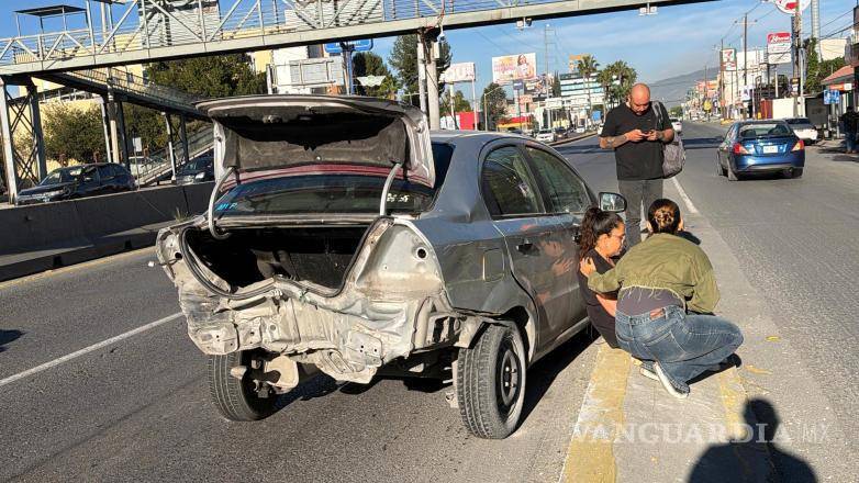 $!Otros conductores se detuvieron para auxiliar y acompañar a la afectada.