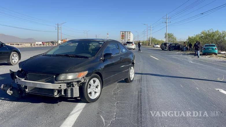 $!El vehículo Hyundai terminó fuera del camino tras dar varias volteretas.